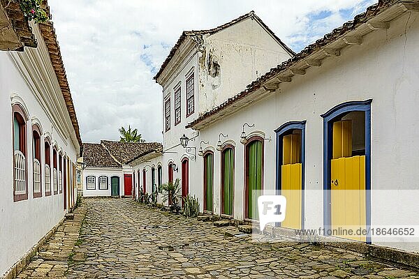 Bunte Fassaden alter Häuser im Kolonialstil auf den Kopfsteinpflasterstraßen der historischen Stadt Paraty an der Küste von Rio de Janeiro  Brasilien  Südamerika