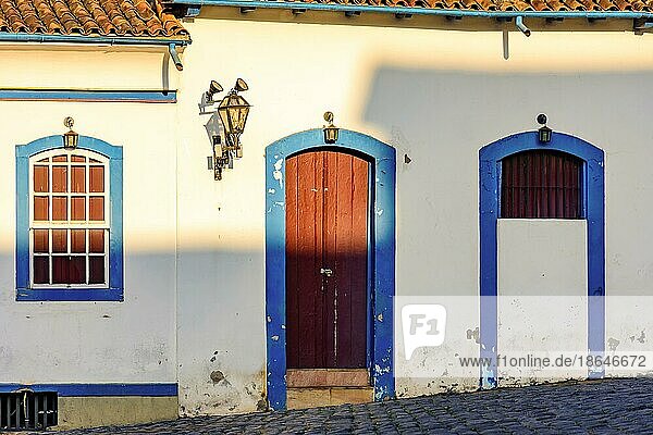 Fassade eines alten Hauses in Kolonialarchitektur in der Stadt Ouro Preto  Minas Gerais  mit blauen Fenstern und Türen  Brasilien  Südamerika
