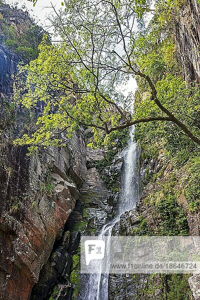 Wasserfall zwischen den Felsen an einem Berghang in der Region Serra do Cipo des brasilianischen Cerrado Bioms (Savanne) in Minas Gerais  Brasilien  Südamerika