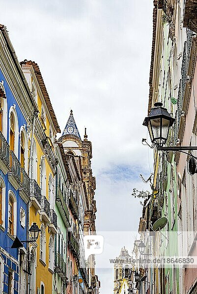 Fassaden alter Häuser und Kirchtürme im Kolonialstil in den Straßen des Viertels Pelourinho in der Stadt Salvador  Bahia  Brasilien  Südamerika