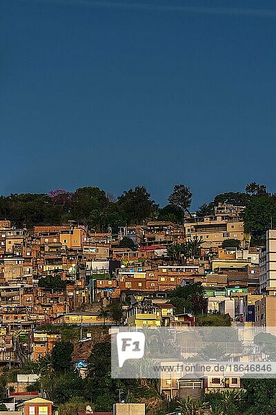 Slum bei Sonnenuntergang in der Innenstadt von Belo Horizonte in Minas Gerais  Brasilien  Südamerika
