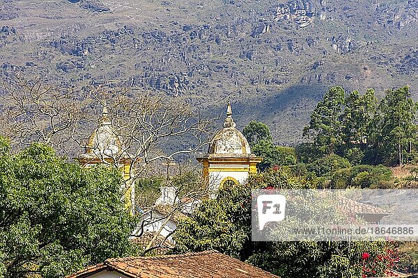 Ein Kirchturm der vielen historischen Kirchen im Barock und Kolonialstil aus dem 18. Jahrhundert inmitten der Hügel und Vegetation der Stadt Ouro Preto in Minas Gerais  Brasilien  Ouro Preto  Minas Gerais  Brasilien  Südamerika