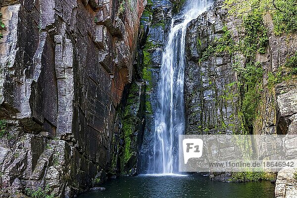 Der berühmte und paradiesische Wasserfall Veu da Noiva (Schleier der Braut) in der Serra do Cipo im Bundesstaat Minas Gerais  Brasilien  Brasilien  Südamerika