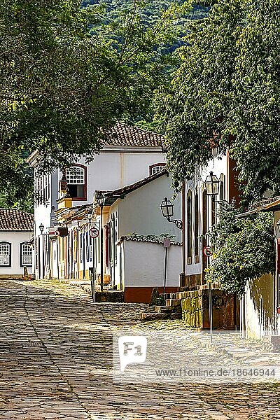 Abhang mit Steinpflaster und alten bunten Häusern im Kolonialstil in der Stadt Tiradentes in Minas Gerais  Brasilien  Südamerika