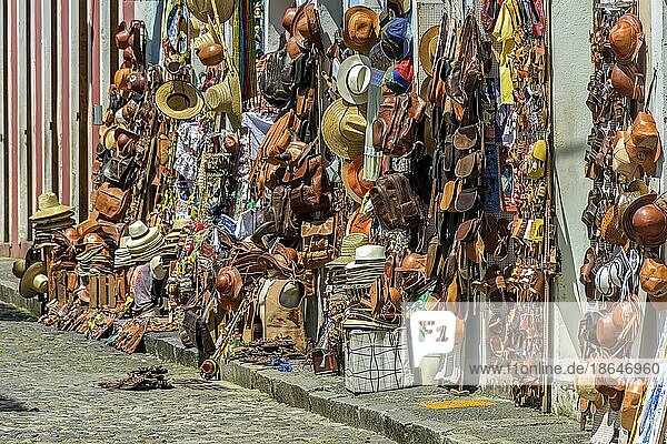 Traditioneller Handel mit typischen Produkten  Souvenirs und Musikinstrumenten verschiedener Art in den Straßen von Pelourinho in der Stadt Salvador  Bahia  Brasilien  Südamerika