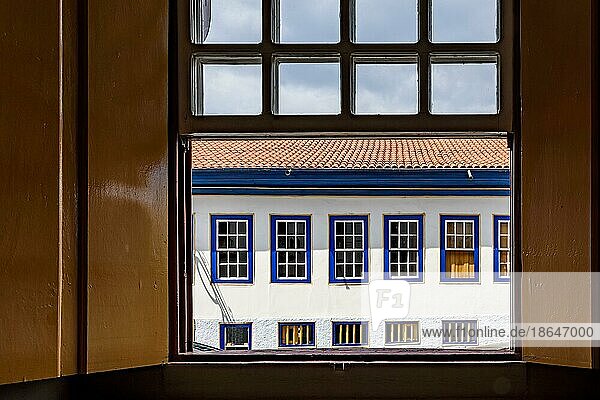 Alte Häuser im Kolonialstil durch ein Holzfenster gesehen in der historischen Stadt Diamantina in Minas Gerais  Brasilien  Brasilien  Südamerika