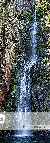 Wasserfall Veu da Noiva (Schleier der Braut) zwischen den Felsen und der typischen Vegetation des Cerrado in der Serra do Cipo im Bundesstaat Minas Gerais  Brasilien  Brasilien  Südamerika