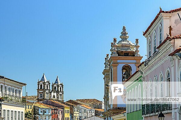 Bunte Fassaden und historische Kirchtürme im Barock und Kolonialstil im berühmten Pelourinhoviertel von Salvador  Bahia  Brasilien  Südamerika