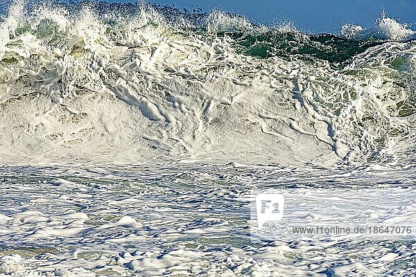 Starke Welle und Meeresschaum am Strand von Ipanema in Rio de Janeiro an einem sonnigen Tag  Brasilien  Südamerika