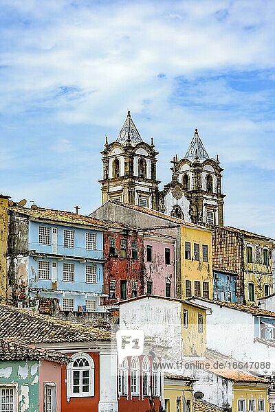 Historischer Kirchturm zwischen den Dächern und Fassaden von Häusern im berühmten Pelourinhoviertel in Salvador Bahia  Brasilien  Südamerika