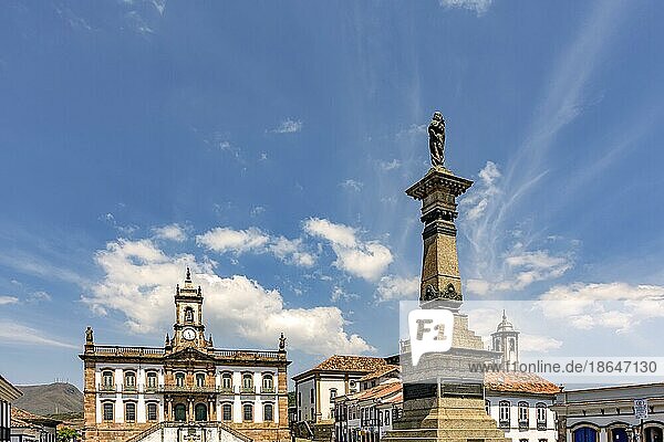 Zentraler Platz in der historischen Stadt Ouro Preto in Minas Gerais mit seinen Häusern  Kirchen und Denkmälern an einem sonnigen Tag  Brasilien  Südamerika