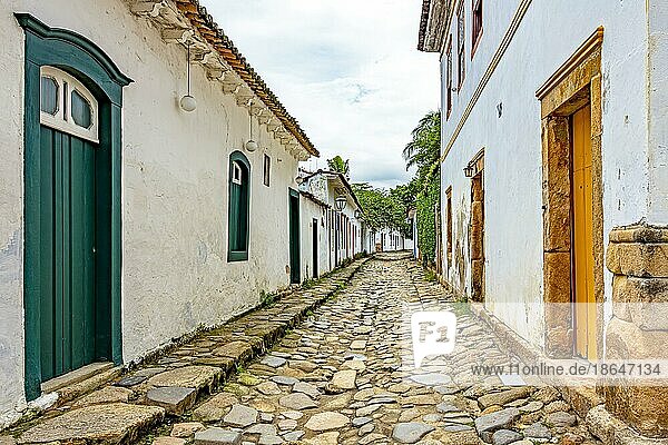 Berühmte Straßen der alten und historischen Stadt Paraty mit ihren Kopfsteinpflastern und alten Häusern im Kolonialstil  Brasilien  Südamerika