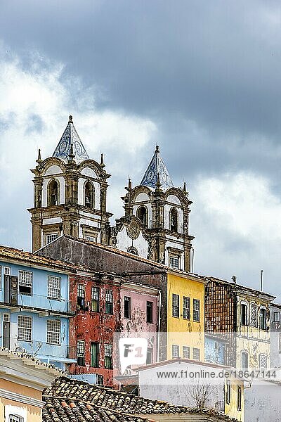 Historische barocke Kirchtürme zwischen alten bunten Häusern im Viertel Pelourinho in der Stadt Salvador  Bahia  Brasilien  Südamerika