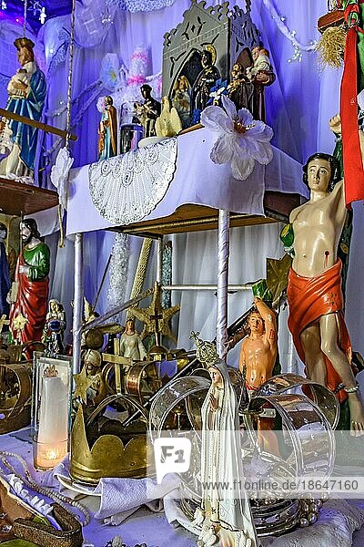 Brasilianischer religiöser Altar  der Elemente der Umbanda  des Candomblé und des Katholizismus im Synkretismus der lokalen Kultur und Religion vermischt  Brasilien  Südamerika