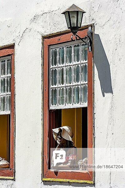 Mit Blumen und Gegenständen geschmücktes Fenster in der historischen Stadt Diamantina in einer typischen Szene aus dem Landesinneren des Bundesstaates Minas Gerais  Tiradentes  Minas Gerais  Brasilien  Südamerika