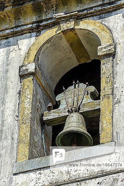 Kirchturm im Kolonialstil mit alter Glocke in der Stadt Ouro Preto in Minas Gerais  Brasilien  Südamerika