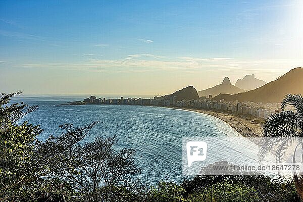Copacabana Strand und Rio de Janeiro Berge von oben während des Sonnenuntergangs im Sommer gesehen  Brasilien  Südamerika