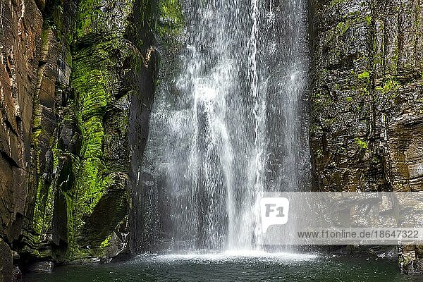 Wunderschöner und paradiesischer Wasserfall Veu da Noiva (Schleier der Braut) inmitten von moosbewachsenen Felsen und Vegetation in der Serra do Cipo im Bundesstaat Minas Gerais  Brasilien und  Brasilien  Südamerika