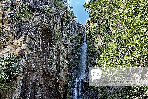 Schöner Wasserfall zwischen den Felsen an einem Berghang in der Region Serra do Cipo des brasilianischen Cerrado Bioms (Savanne) in Minas Gerais  Brasilien  Südamerika