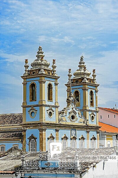 Historischer Kirchturm zwischen den Dächern der Häuser im berühmten Viertel Pelourinho in Salvador Bahia  Brasilien  Südamerika