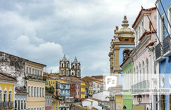Farbenfrohe historische Kolonialhausfassaden und antike Kirchtürme im Barock und Kolonialstil im berühmten Pelourinhoviertel von Salvador  Bahia  Brasilien  Südamerika