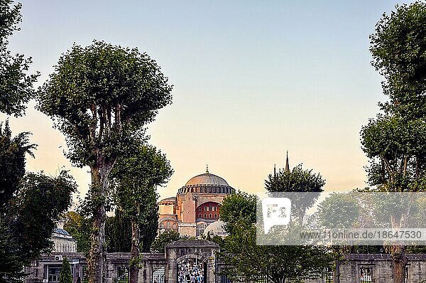 Außenansicht der Fassade und des Eingangs der Basilika Santa Sophia in Istanbul  Türkei  am späten Nachmittag.  Brasilien  Südamerika