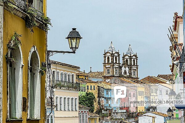 Farbenfrohe historische Kolonialhausfassaden und antiker Kirchturm im Barock und Kolonialstil im berühmten Pelourinhoviertel von Salvador  Bahia  Brasilien  Südamerika