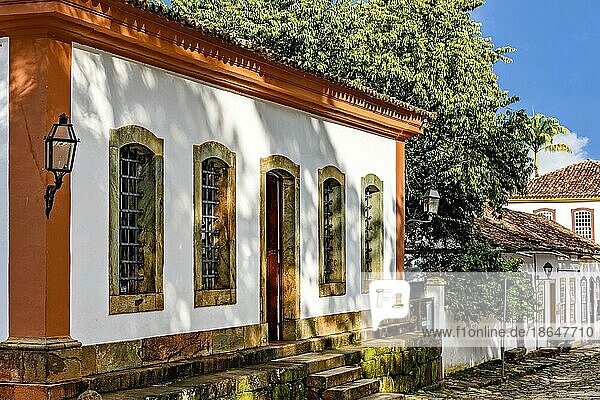 Fassade eines alten  farbenfrohen Kolonialhauses in einer gepflasterten Straße in der historischen Stadt Tiradentes in Minas Gerais  Brasilien  Südamerika