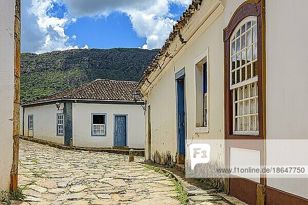Altstadtstraße mit historischen Häusern im Kolonialstil in der Stadt Tiradentes im Inneren des Bundesstaates Minas Gerais  Brasilien  Brasilien  Südamerika