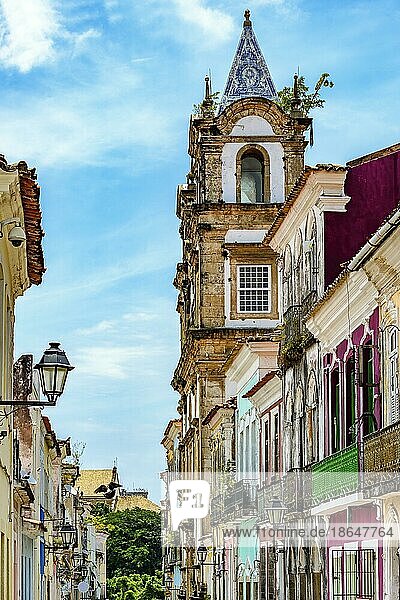 Barocker Kirchturm  der zwischen den alten Häusern im historischen Viertel Pelourinho in Salvador  Bahia  Brasilien  hervorragt  Südamerika