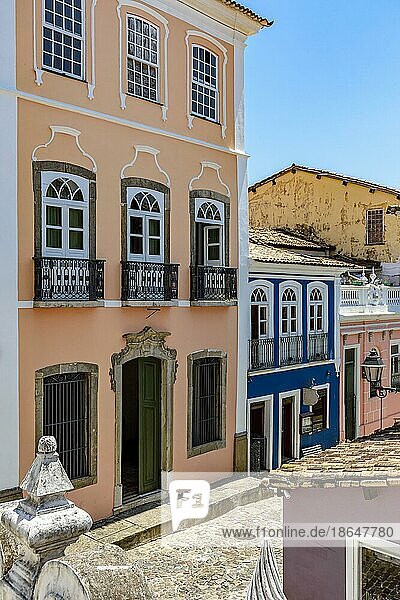 Alte prächtige Fassaden von Häusern im Kolonialstil in einer Kopfsteinpflasterstraße im Viertel Pelourinho in Salvador  Bahia  Brasilien  Südamerika