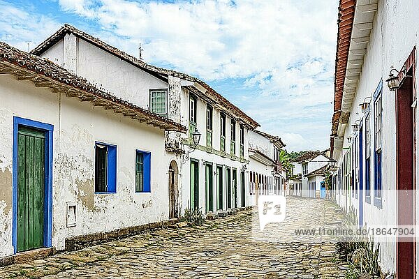 Alte Straßen der berühmten Stadt Paraty an der Küste des Bundesstaates Rio de Janeiro  die 1667 gegründet wurde  mit ihren Häusern im Kolonialstil und Kopfsteinpflaster  Brasilien  Südamerika