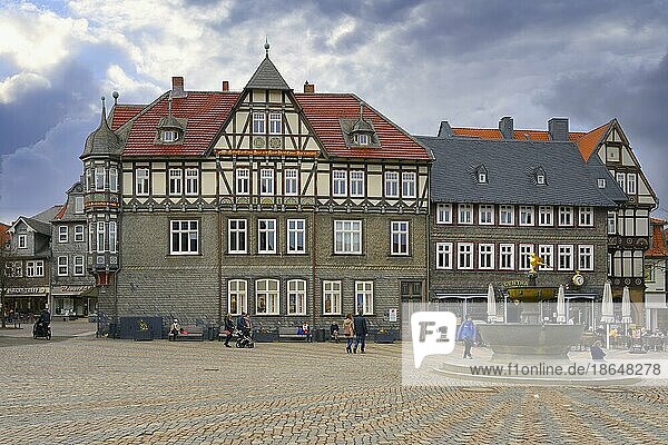 Goslarer Hauptplatz mit Fachwerkhäusern  Harz  Niedersachsen  Deutschland  Europa