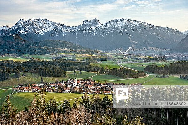 Landschaft mit Bergen und kleinem Dorf  Allgäu  Bayern  Deutschland  Europa