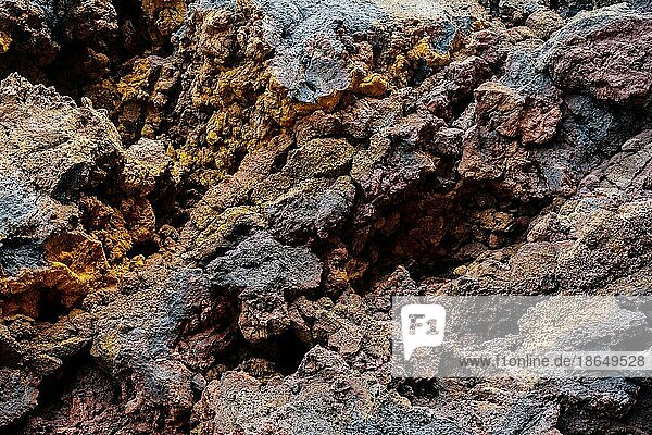 Detail der roten und gelben Farben in den vulkanischen Steinen in Charco Manso auf der Insel El Hierro. Kanarische Inseln