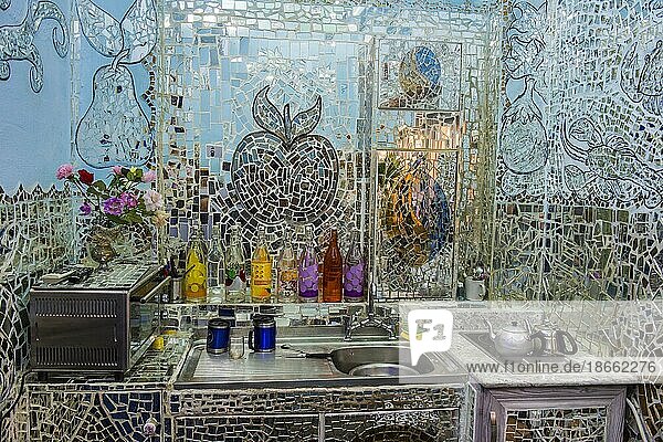 Mit Spiegeln bedeckte Wände im Haus der Spiegel  Kuwait Stadt  Kuwait  Asien