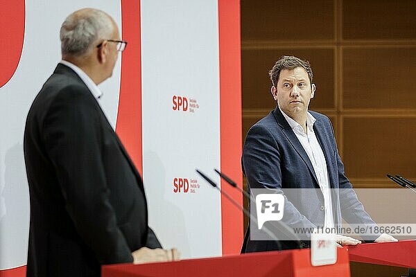 Andreas Bovenschulte (SPD) mayor of Bremen and Lars Klingbeil chairman of the SPD recorded during a press conference after the parliamentary elections in Bremen at the Willy Brand Haus in Berlin 15 May 2023. Berlin Germany Europe