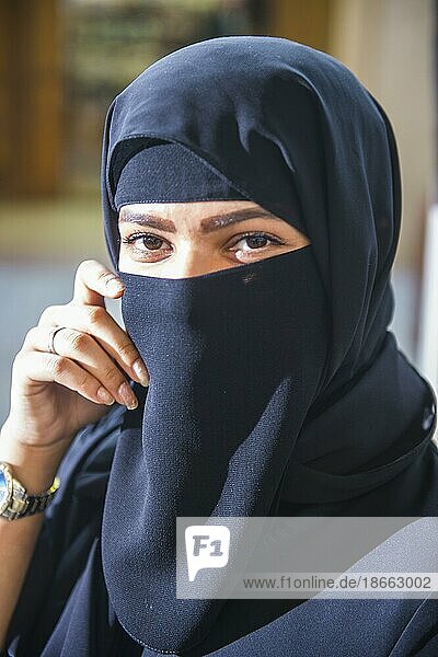 Verschleierte Frau auf dem Basar Souk Al Mubarakiya  Kuwait Stadt  Kuwait  Asien