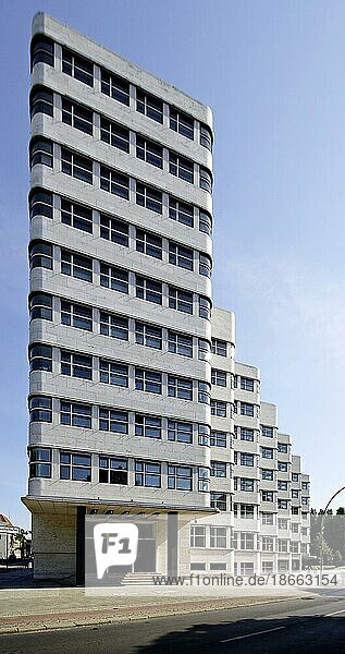 Shell-Haus  Fassade  unter Denkmalschutz stehendes Gebäude nach einem Entwurf des Architekten Emil Fahrenkamp  heutiger Nutzer des Bürogebäudes ist die Bundeswehr  Berlin  Deutschland  Europa