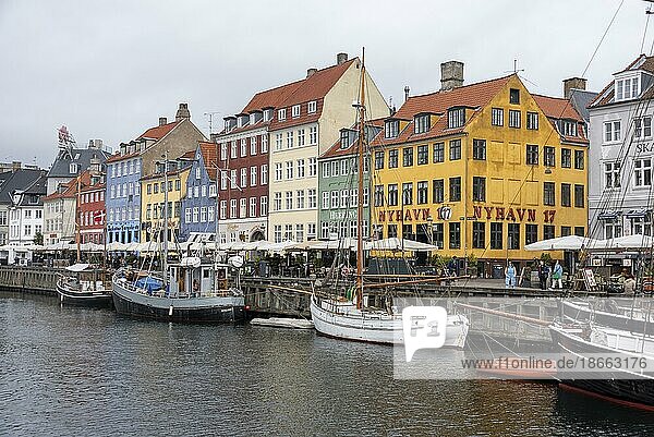 Fischerboote im Nyhavn  dahinter farbenfrohe Häuser  Kopenhagen  Dänemark  Europa
