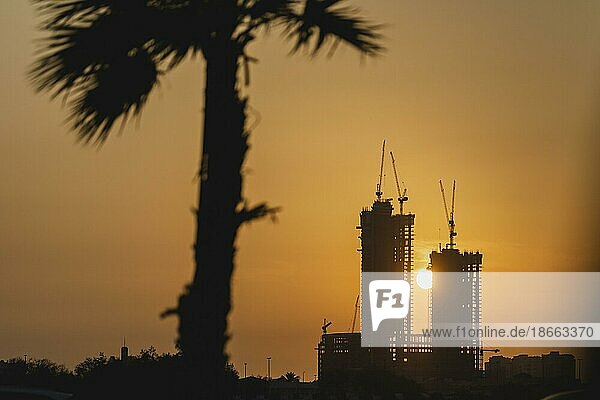 Die Sonne geht unter hinter zwei Hochhäuser  die sich im Bau befinden  aufgenommen in Djidda  15.05.2023.  Djidda  Saudi-Arabien  Asien
