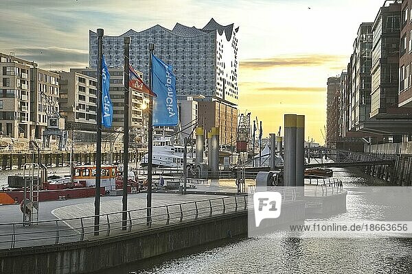 Der Traditiosschiffhafen in der Hamburger Hafencity und die Elbphilharmonie. Traditionsschiffhafen  Hamburg  Deutschland  Europa