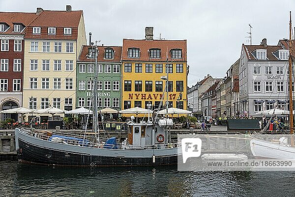 Fischerboot im Nyhavn  dahinter farbenfrohe Häuser  Kopenhagen  Dänemark  Europa