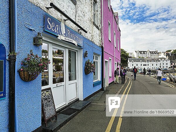Häuserzeile  farbenfrohe Fassaden am Hafen  Fußgänger  Portree  Isle of Skye  Innere Hebriden  Schottland  Großbritannien  Europa