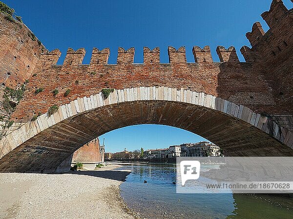 Ponte di Castelvecchio (Alte Schlossbrücke) alias Ponte Scaligero (Scaligerbrücke) über den Fluss Etsch in Verona  Italien  Europa