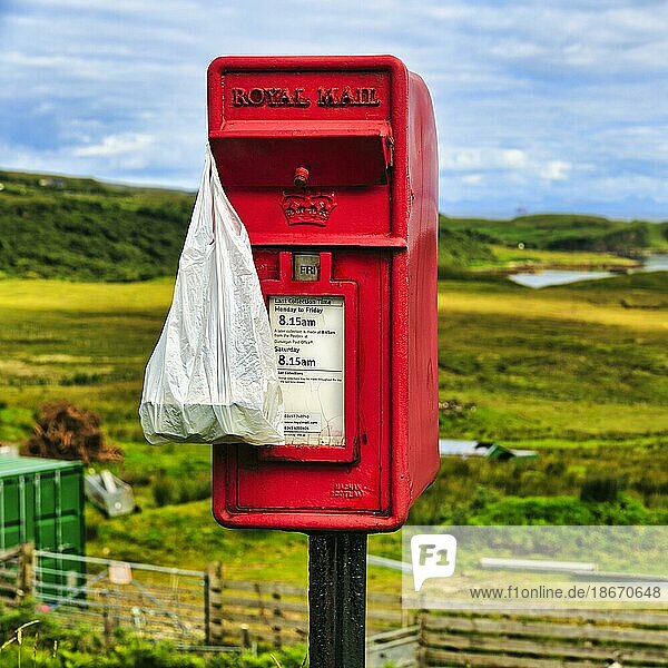 Frische Eier  Eierkarton in einer Plastiktüte  hängt an rotem Briefkasten mit Aufschrift Königliche Post  originelle Lieferung  Isle of Skye  Innere Hebriden  Schottland  Großbritannien  Europa