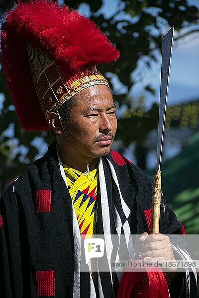 Kohima  Indien. 9. Dezember 2022. Mitglieder der Naga Gemeinschaft nehmen am 9. Dezember 2022 in Kohima  Indien  am Hornbill Festival im Dorf Kisama nahe Kohima teil. Das Hornbill Festival ist ein jährliches Fest  das vom 1. bis 10. Dezember im nordostindischen Staat Nagaland gefeiert wird und alle ethnischen Gruppen Nagalands repräsentiert  Asien