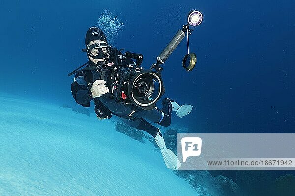 Kameramann mit professioneller Unterwasser-Video-Kamera vom Typ RED Dragon X 6K Digital Cinema Camera im Nauticam Unterwasser-Gehäuse  Sulusee  Pazifik  Palawan  Calamian Inseln  Philippinen  Asien