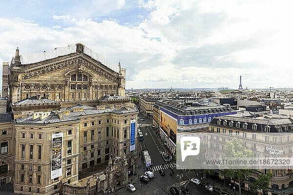 Blick auf die Oper  Galeries Lafayette und Eifelturm  Paris  Frankreich  Europa