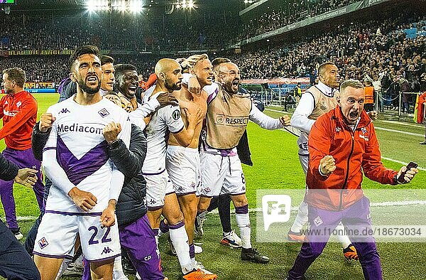 Die Spieler und das gesamte Team der ACF Fiorentina bejubeln den Sieg und somit den Einzug ins Finale der Conference League 2022 23